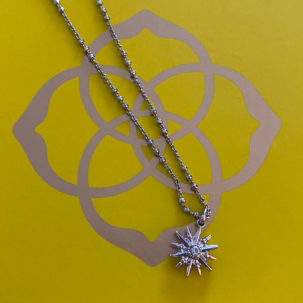 Kendra Scott - Star Charm Pendant Necklace in Silver.
